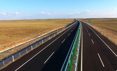 全长226公里的国道216线富蕴至五彩湾公路工程目前已完工,将于10月15