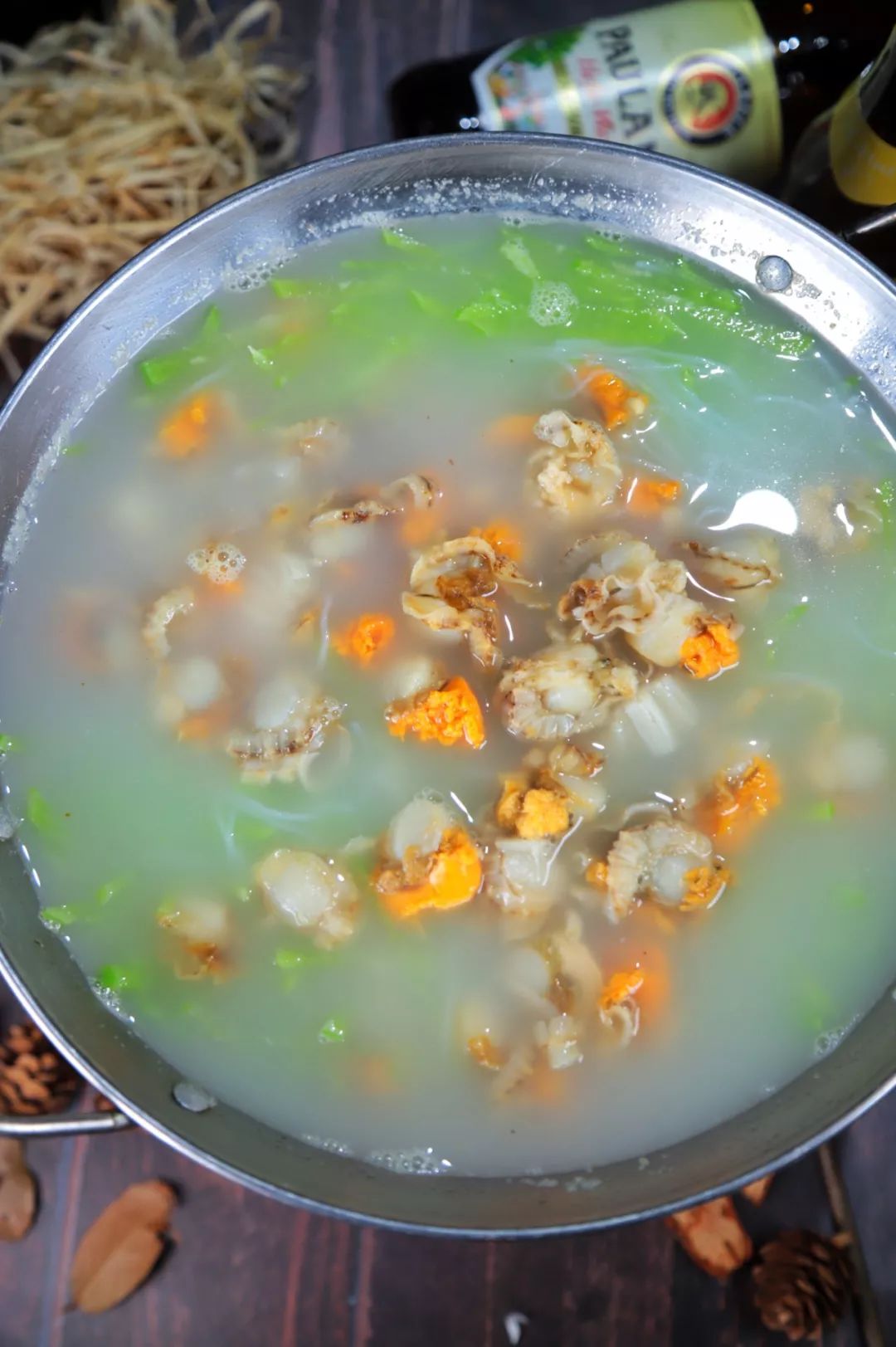 锅仔中包含全贝,青萝卜丝,粉丝,选用秘制高汤作为锅仔的汤底一起炖煮