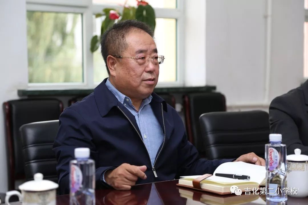 市教育局副局长张枢成到吉化第二小学校调研