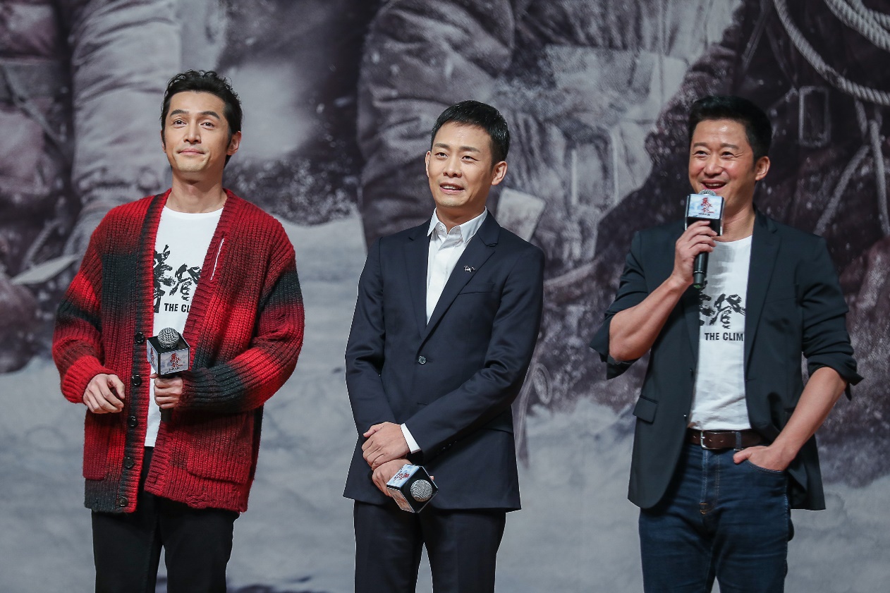 原创《攀登者》吴京,张译,胡歌男团空降北大,在路上我们还年轻