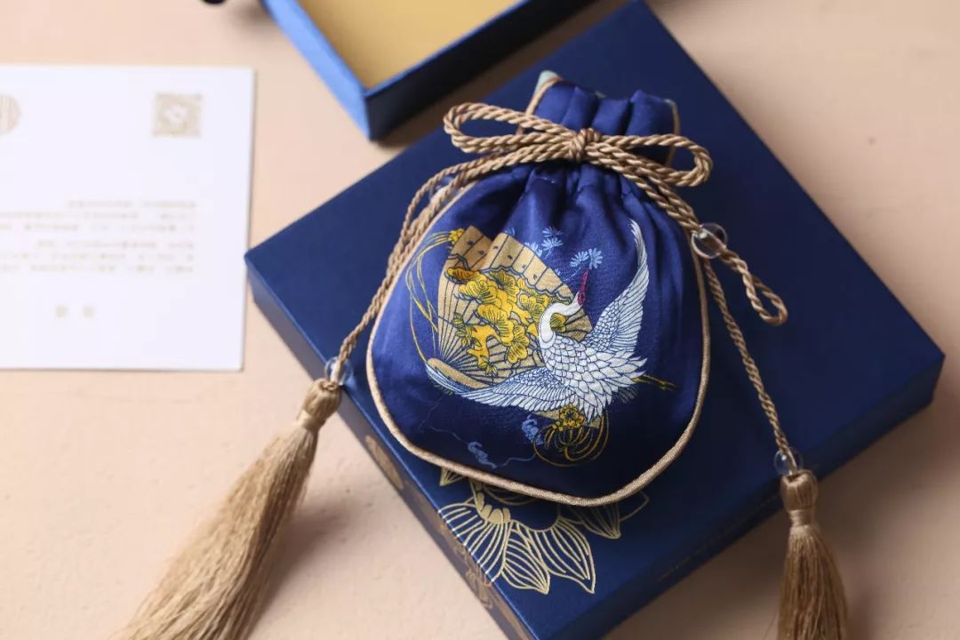 提神醒脑提神醒脑的"旺福"香囊以安息香为主料辅以连翘,麝香,樟脑有