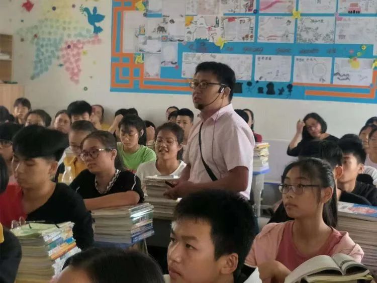 灵川县教育局来我县白竹初中开展教育教学交流活动