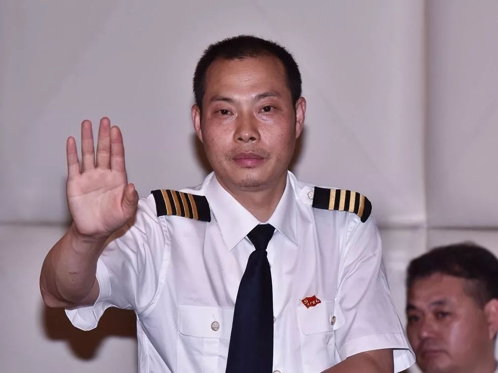 中国机长原型录音曝光生死迫降的背后竟有不为人知的辛酸