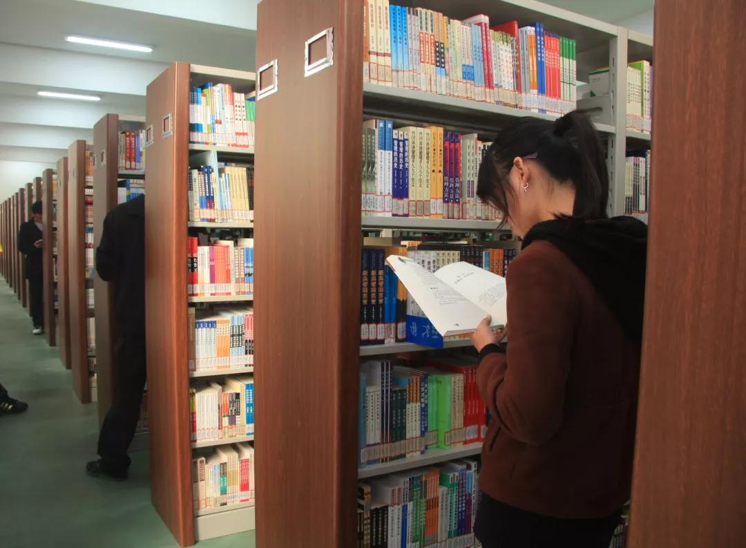 新建的海安校區圖書館設計閱覽完全按照現代圖書館的要求進行構建