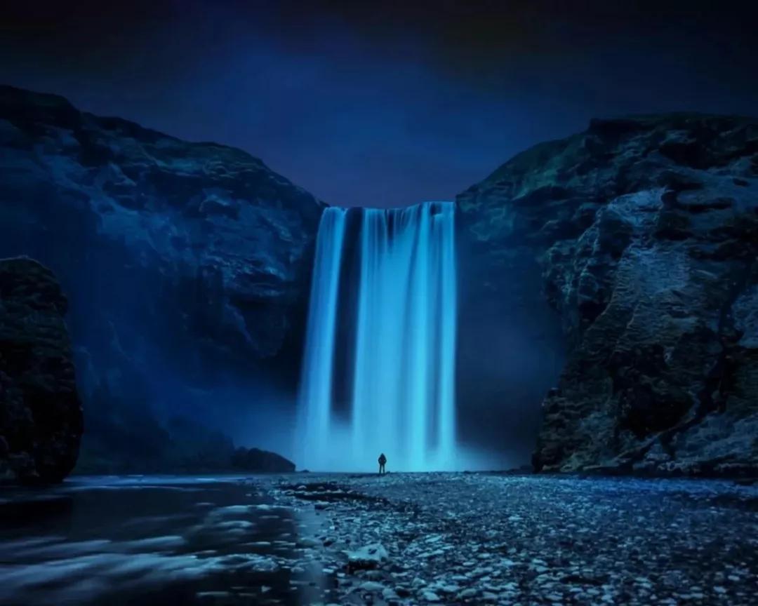 瀑布是自然创造的一幅恢弘画卷,水流在急速下降的过程中产生渺渺水雾