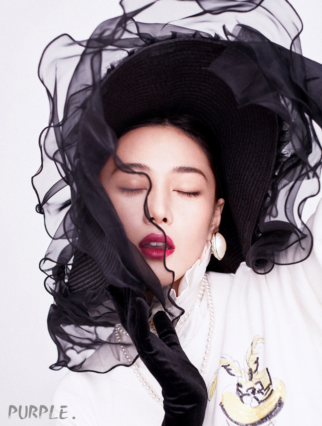 张馨予复古大片展双面魅力 时光淬炼摩登优雅