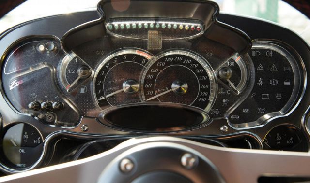 表以及车身的一系列的故障都会显示在仪表盘上,而就是这么一辆帕加尼