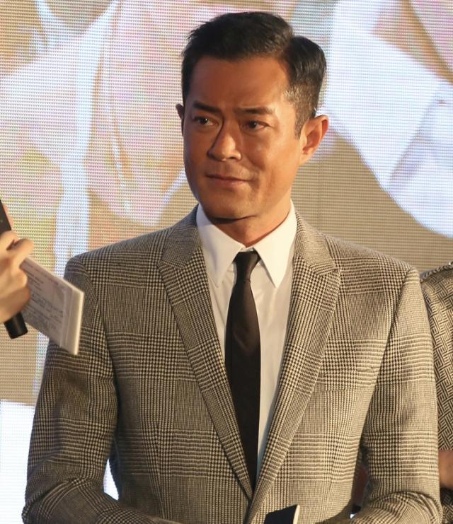 古天乐穿灰色西装绅士儒雅,同框宣萱cp感好足,男帅女美真养眼