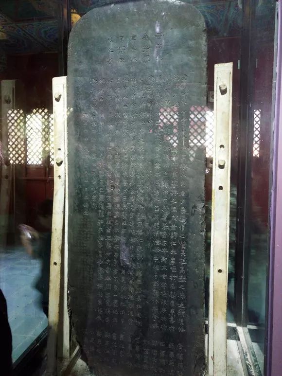 乾隆四十三年(公元1778年,云南省曲靖县扬旗田村出土了一块石碑,当时