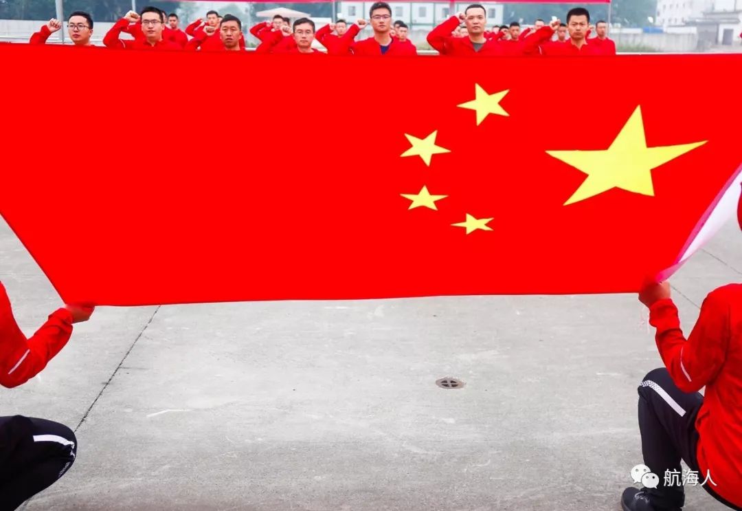 五星红旗迎风飘扬!