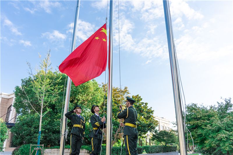 太帅了快来一睹这26所上海高校国旗护卫队的风采
