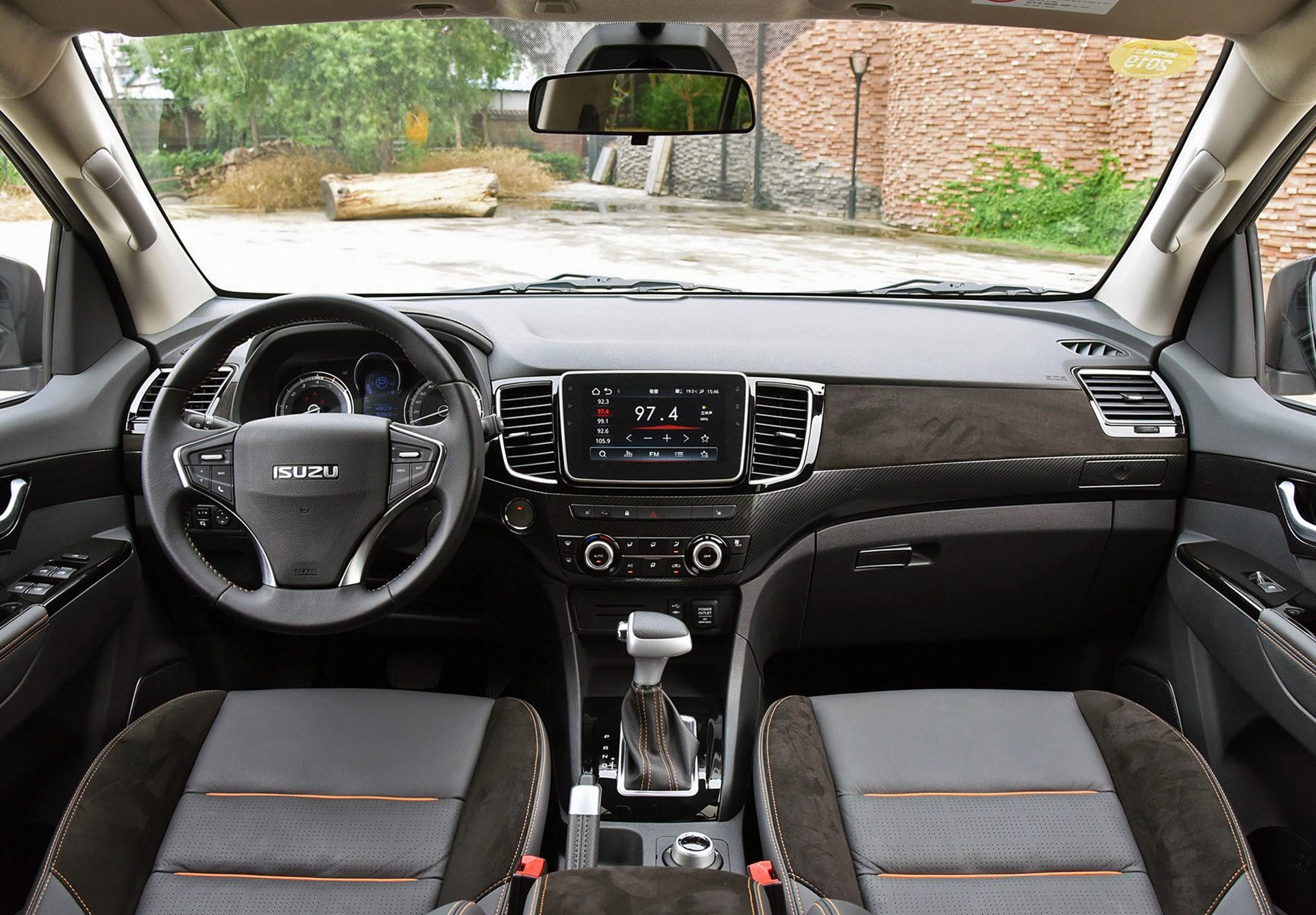 牧游侠内饰没有采用主流的皮革或软触材质覆盖,而是选用了翻毛皮以及