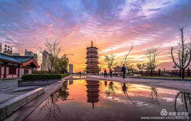 秋雨后漫天彩霞,朱樱塔水面倒影,洛浦公园最美日出景色