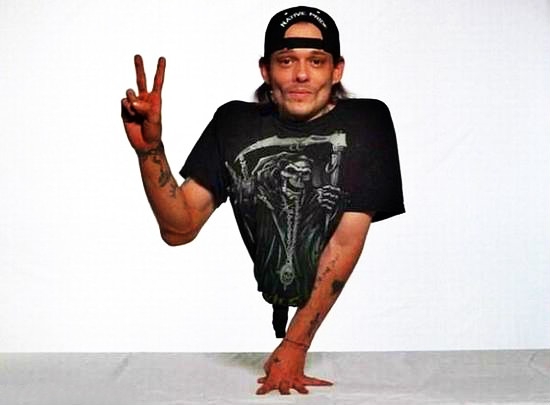 直击一名无腿男人的10张催泪生活照享受正常人该有的生活