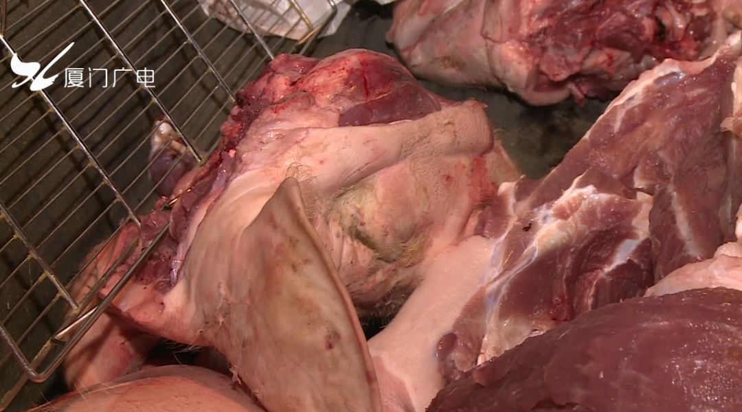 现场,执法人员收缴了这些来路不明的猪肉.