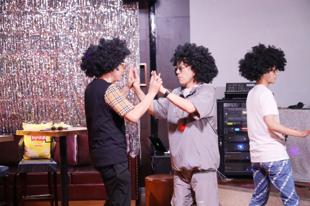 张晨光黄子弘凡畅谈网络认知倪萍范明嗨跳老年迪斯科