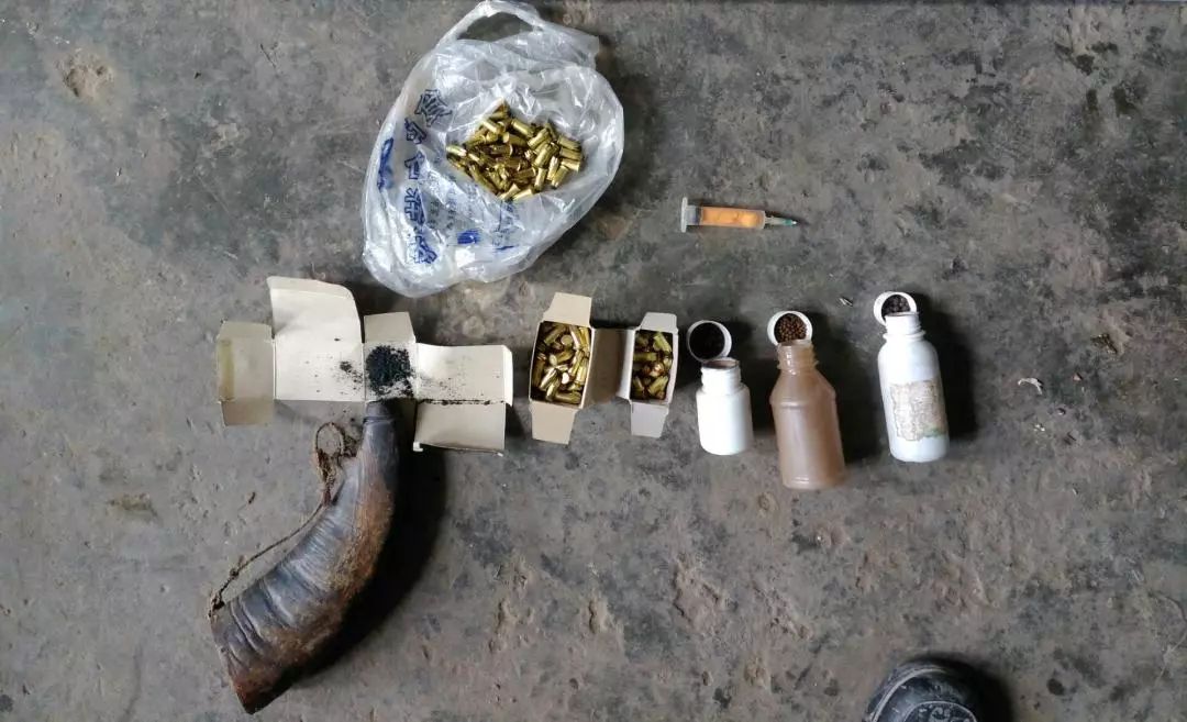 他持有钢珠,火药和射钉弹若干.自制火药枪4支,改装射钉枪1支.