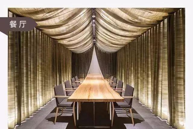 在餐厅中,布艺吊顶下摆放的是实木的餐桌以及布艺的餐椅,当桌椅有机