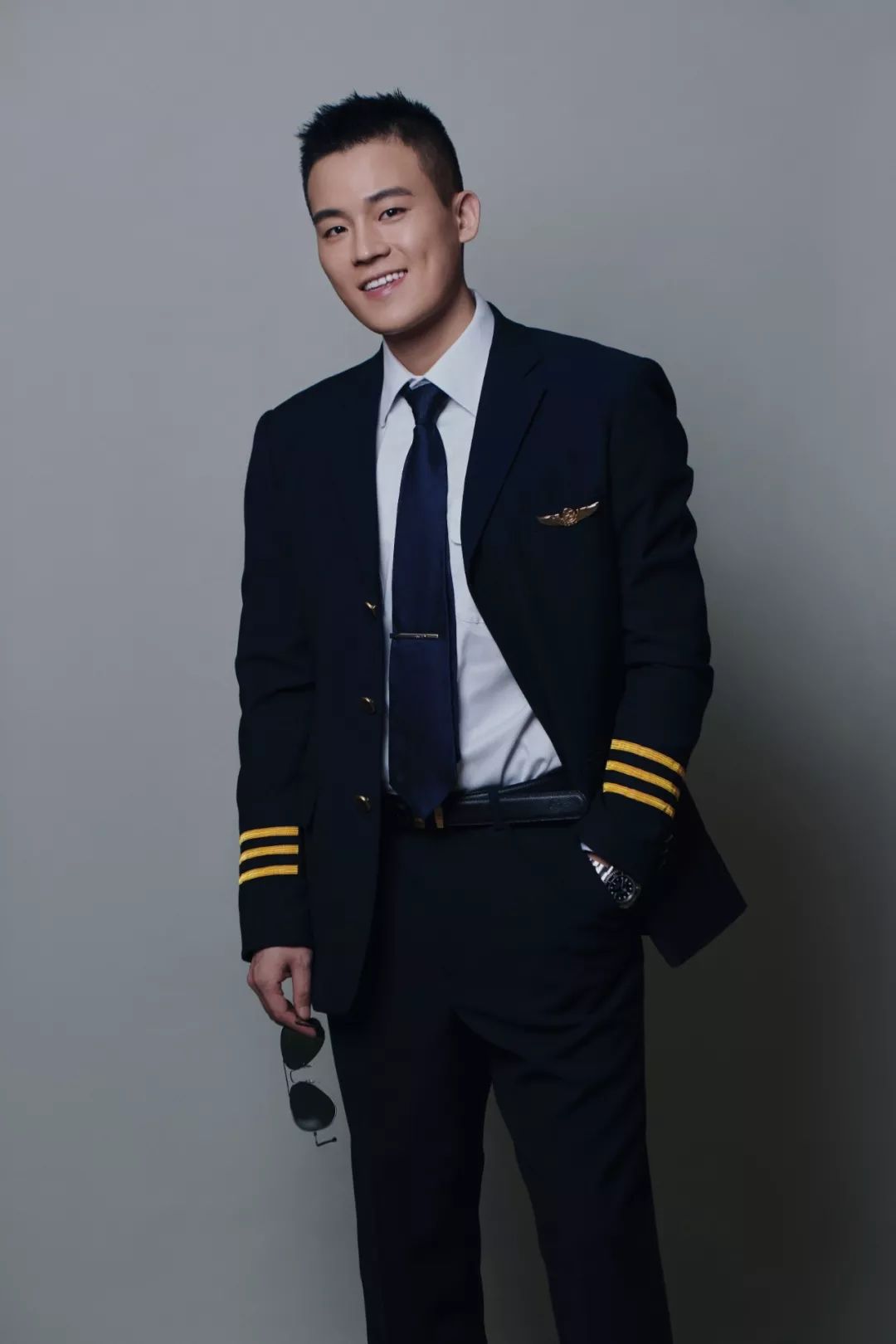 180cm身高的欧豪,充分发挥腿长优势.