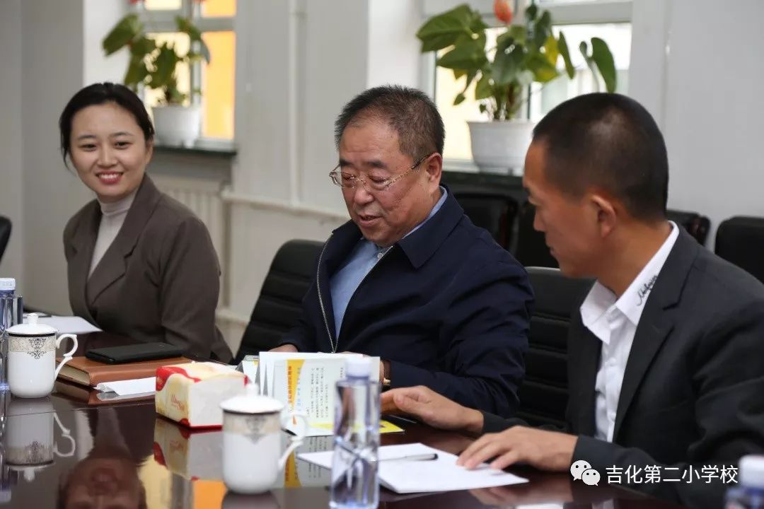 市教育局副局长张枢成到吉化第二小学校调研