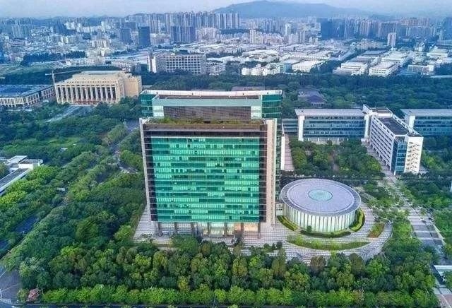 华为深圳总部曾被评为中国最美的工厂园区,主要原因就是绿化非一般的