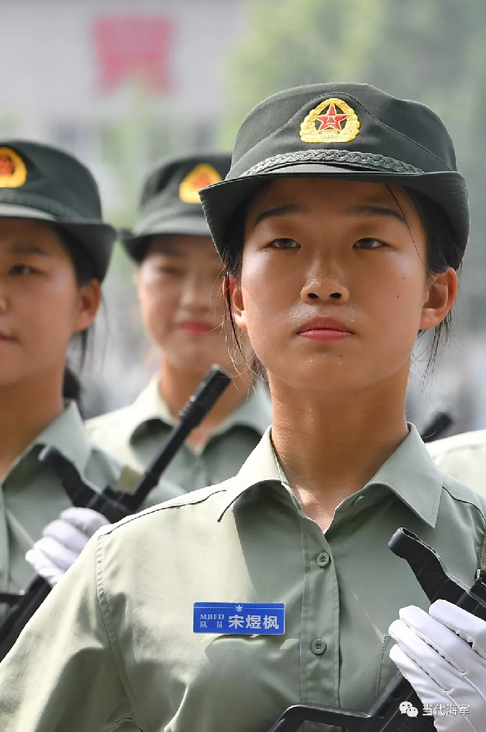 因阅兵任务推迟入伍这名受阅女民兵正式加入海军