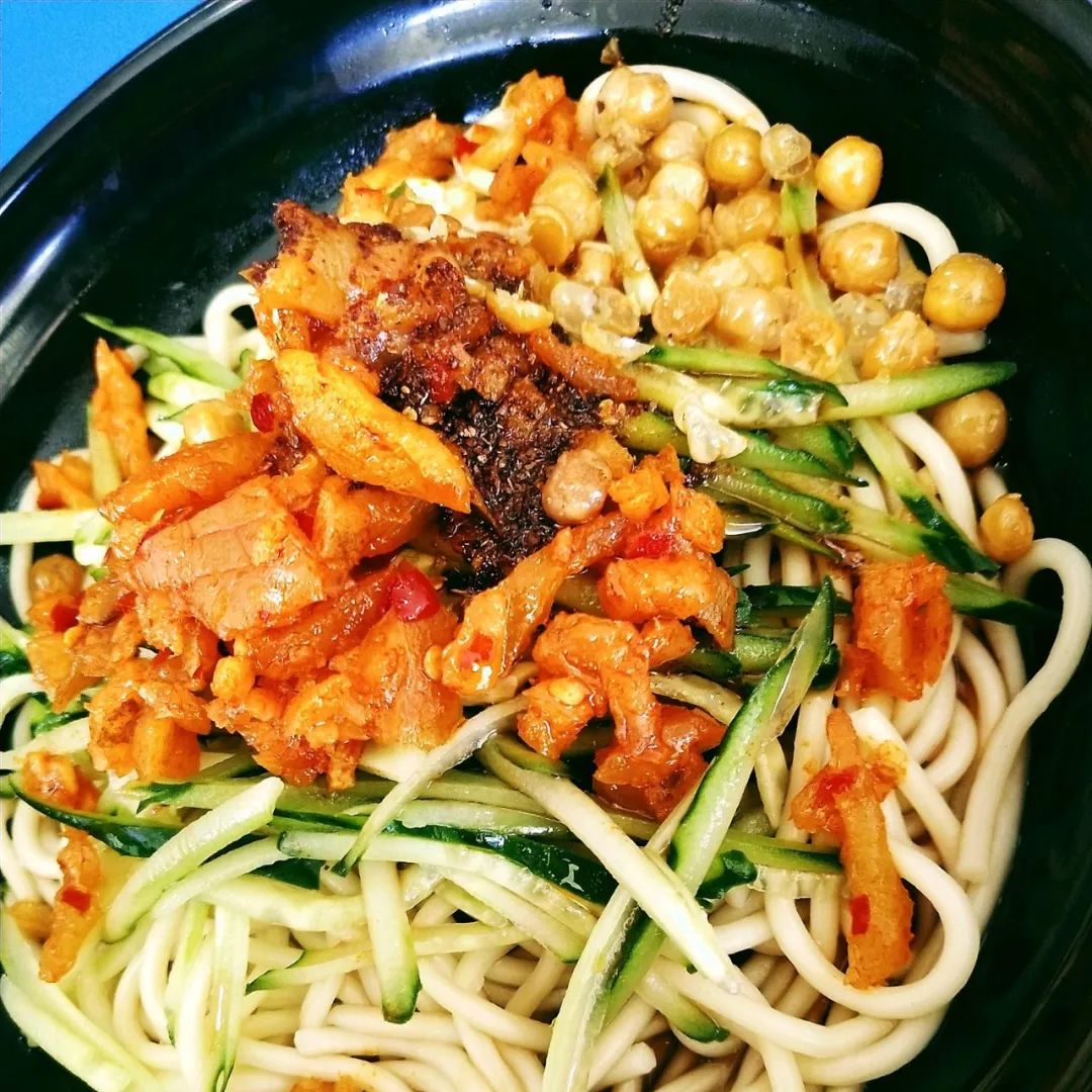 酸辣拌面是饱腹的最佳选择.