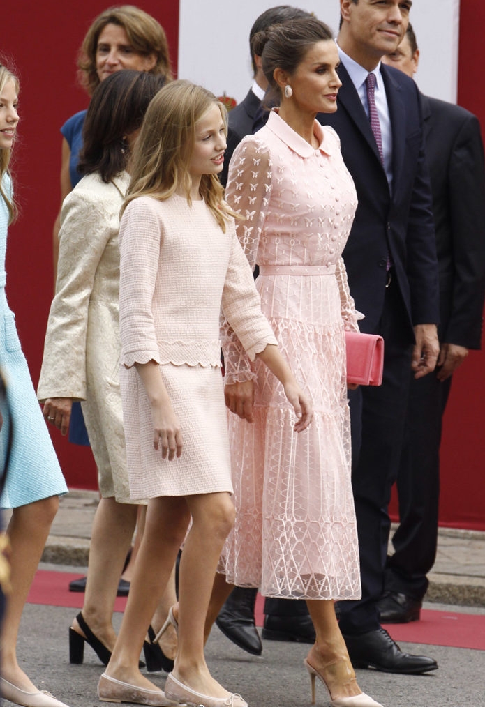 西班牙王后罕见扎丸子头穿粉纱裙哪像47岁两公主首烫卷发美翻