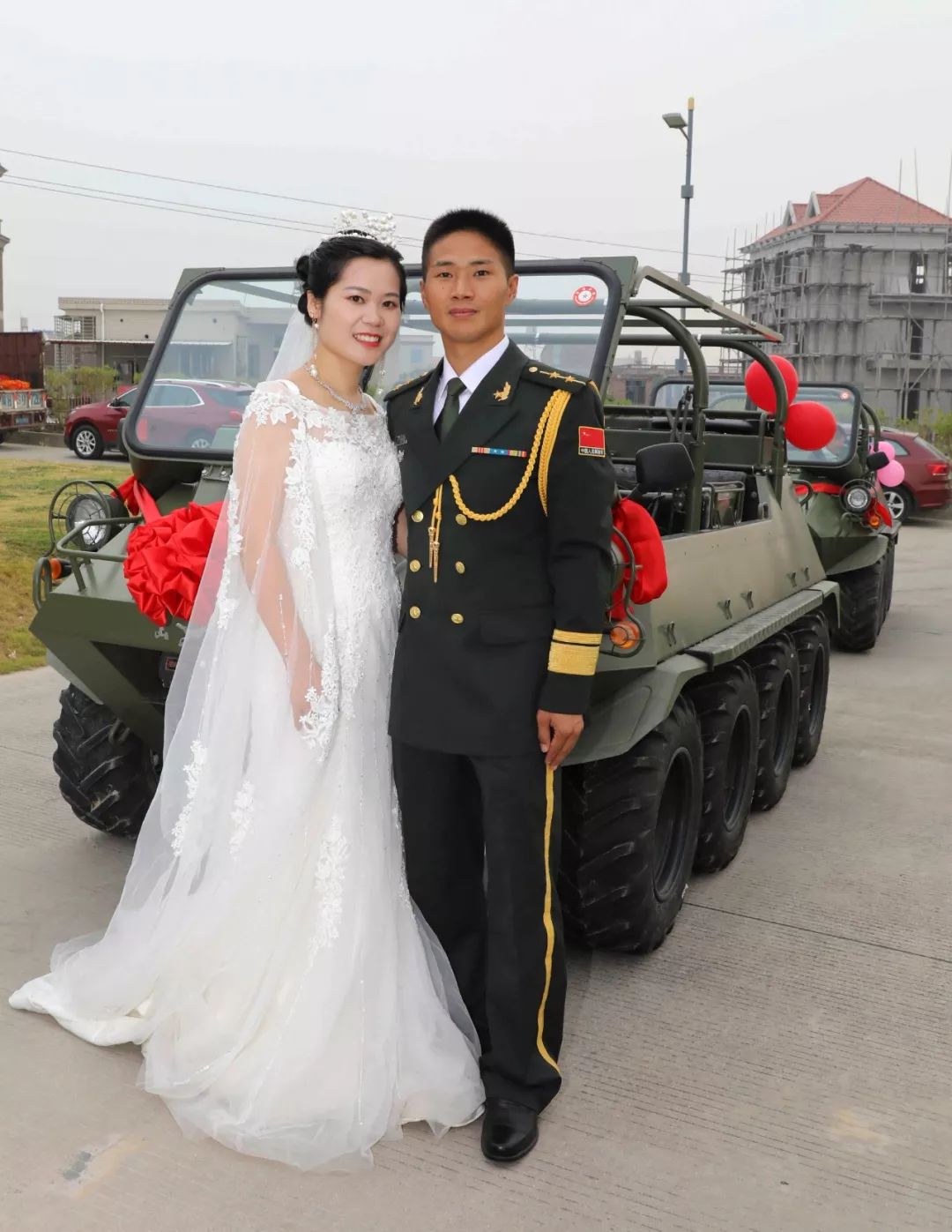 军车当婚车军用水壶当酒杯24名特种兵举行集体婚礼场面太霸气