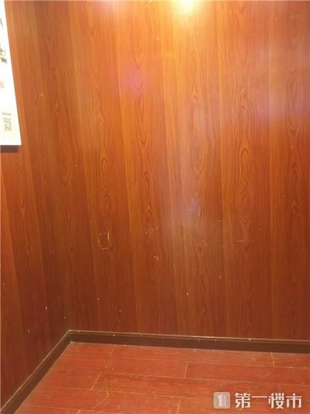 保护板竟还做了踢脚线,电梯内还有个小风扇一直吹不停.