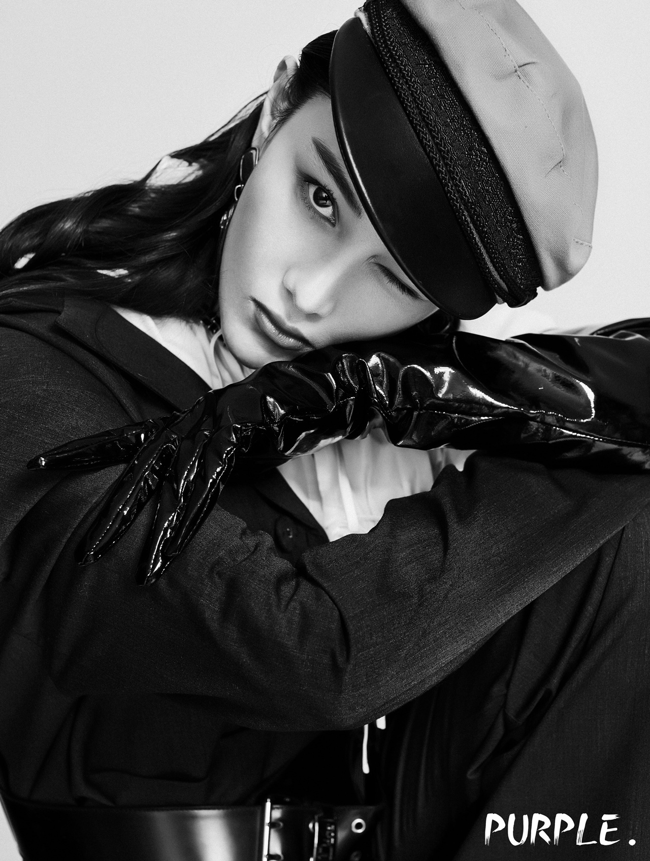 1/ 12 日前,张馨予为某电子杂志拍摄的一组复古feel封面大片曝光.