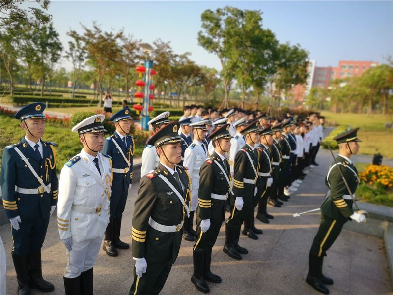 太帅了快来一睹这26所上海高校国旗护卫队的风采