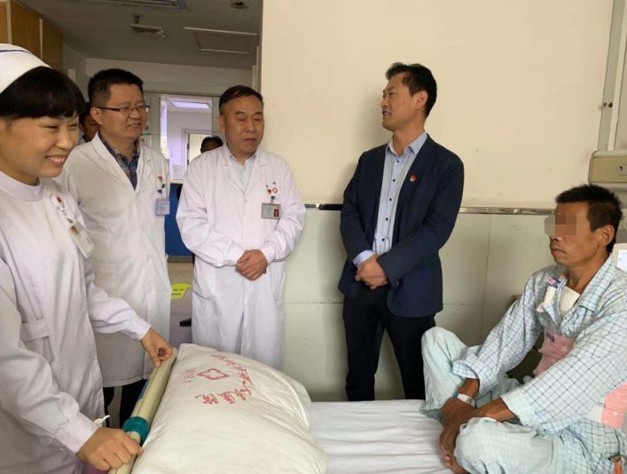 杨主任一行在曹书记和孙院长的陪同下,来到了正在接受治疗的台前县