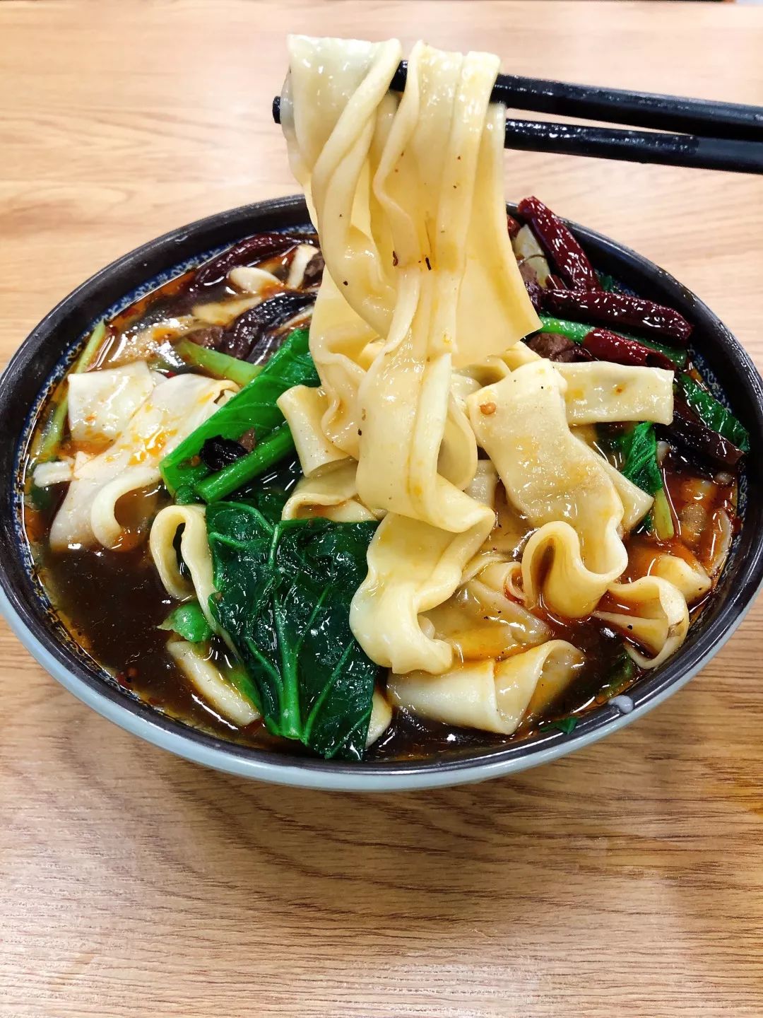 比勒泰美食街还火竟是藏在石家庄铁院的网红食堂5元吃饱10元吃撑