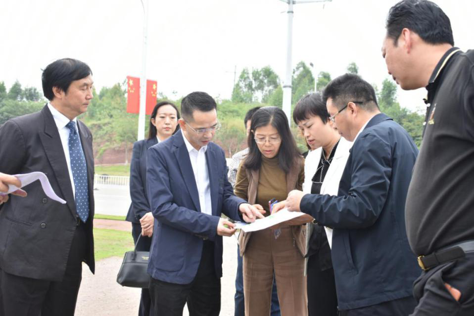 考察现场考察现场考察团李旭成一行,在永川区人民政府副区长郑小平,区