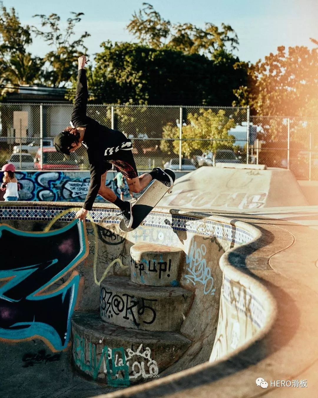 谈及到滑板上影响对他最大的人是后期的 dylan rieder