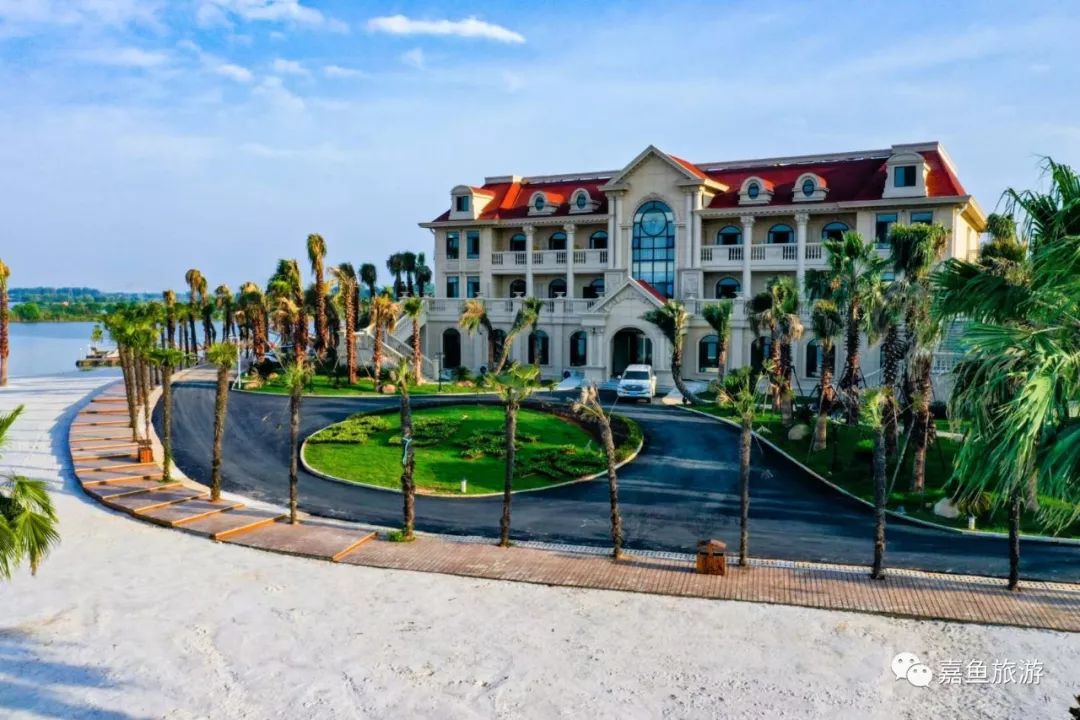 金色年华养生谷以"养生养老,中医药种植,休闲旅游"为基,以"互联网 "和