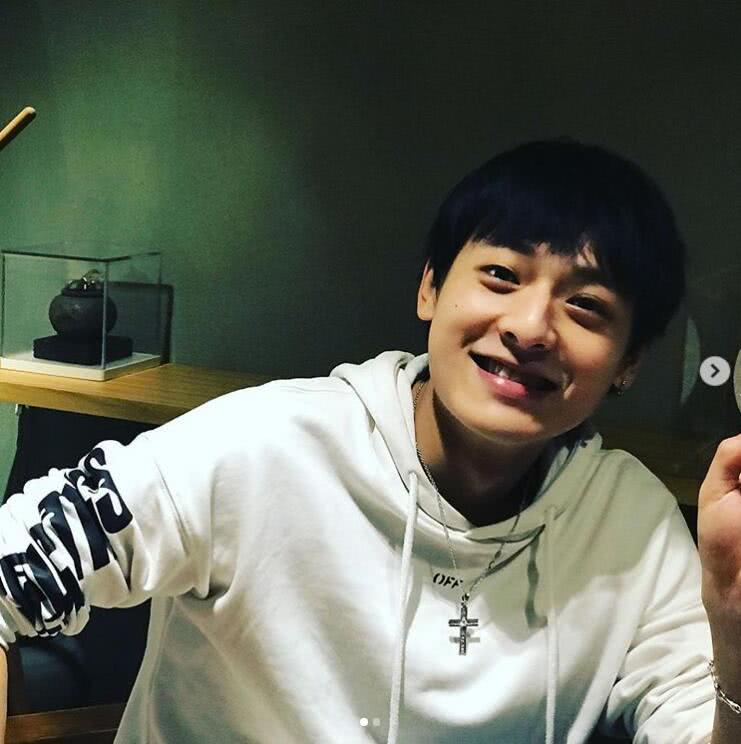 原创舒淇分享素颜近照与小17岁白澍聚餐师徒同框很温馨