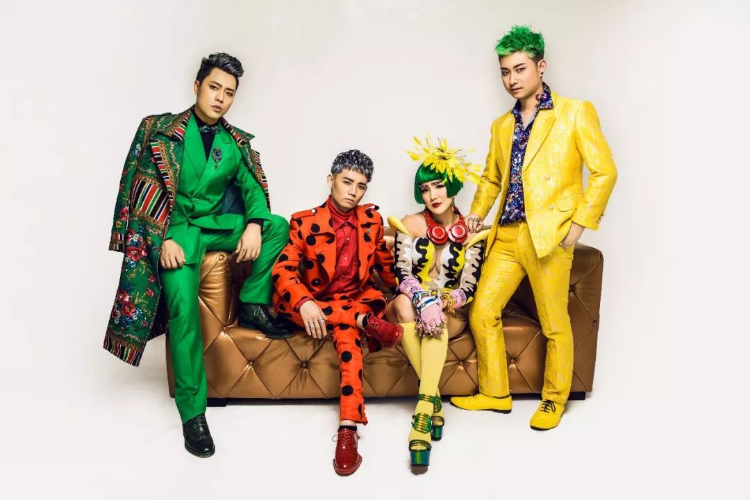 他的乐队bigface也继续有一帮爱的老朋友一起玩儿音乐.