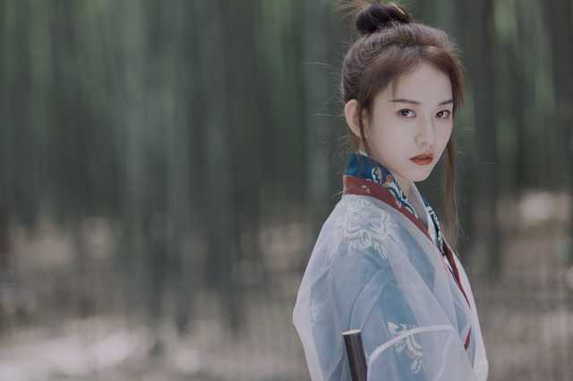 之命,媒妁之言,父母之命不可违,嫁鸡嫁鸡,嫁狗随狗,是古代女性必须遵