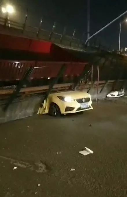 关注最新进展无锡一高架桥突然发生垮塌现场有车被压3死2伤
