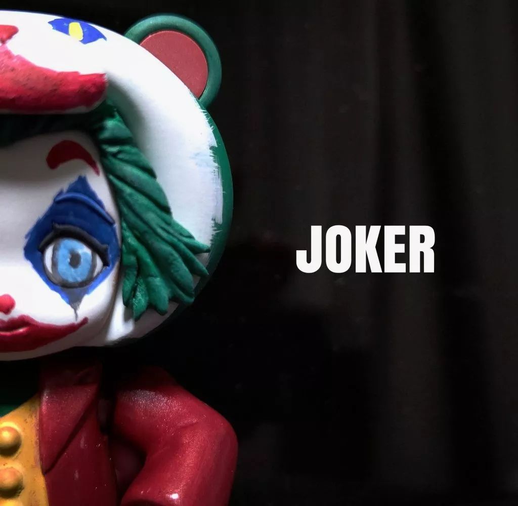 用小熊霸製作了傑昆·菲尼克斯主演的電影「joker」的玩具人.