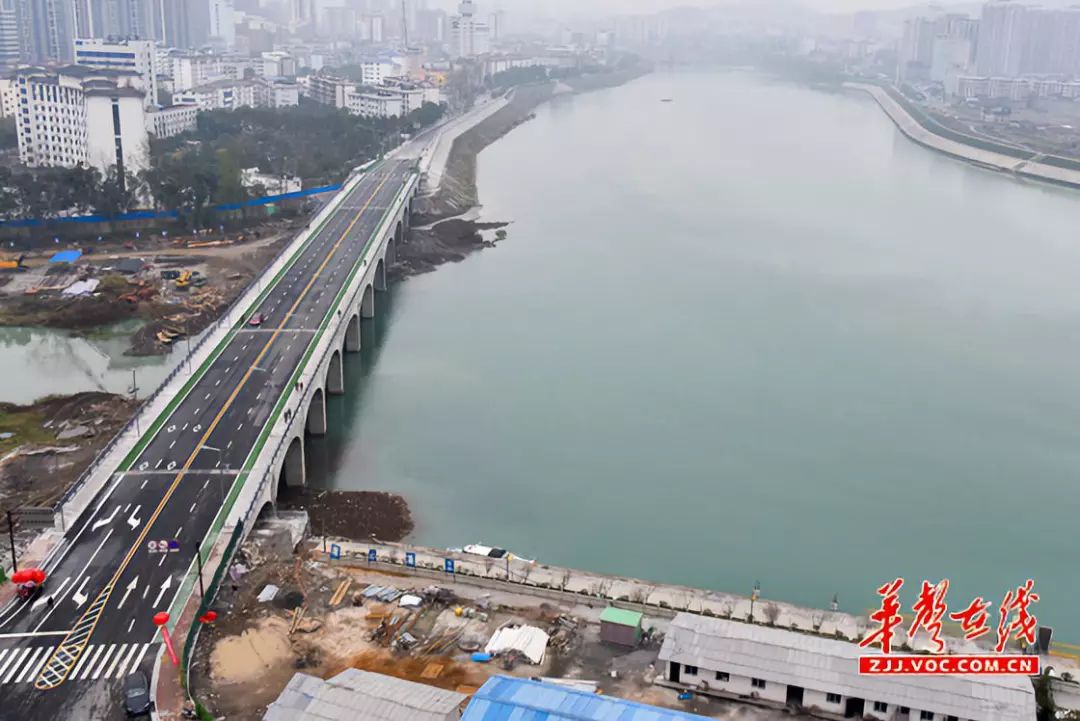 澧兰桥张家界的观音大桥因在桥的四处悬梯上分立的四座高1.