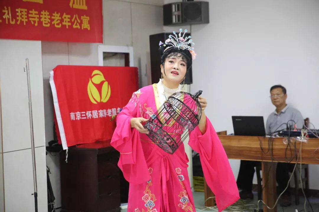 锡剧团带来的整场演出由国家一级演员姜艳主持期待着精彩戏曲的上演