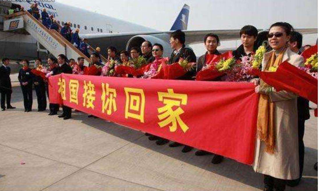 原创中国撤侨时武装分子为什么都不敢靠近因为标牌上的这句话