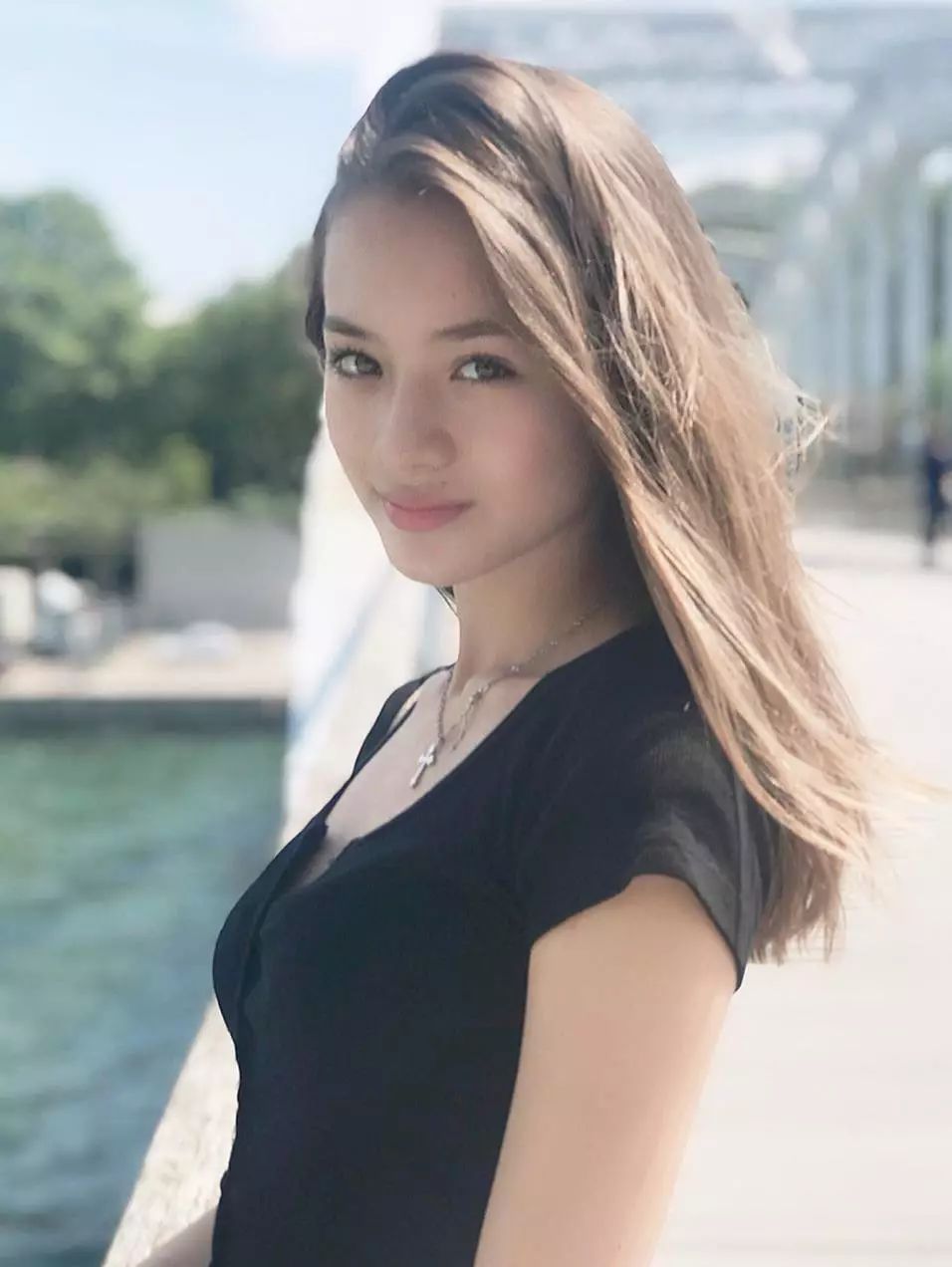 每刻美丨日德混血爆红网络13岁的真人版洛丽塔你见过吗