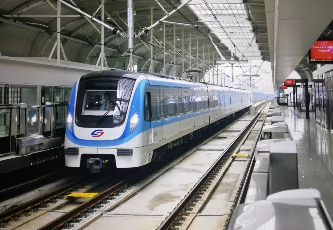 苏州轨道交通提醒:时刻表调整会使得列车到站时间有微小变化,车站张贴