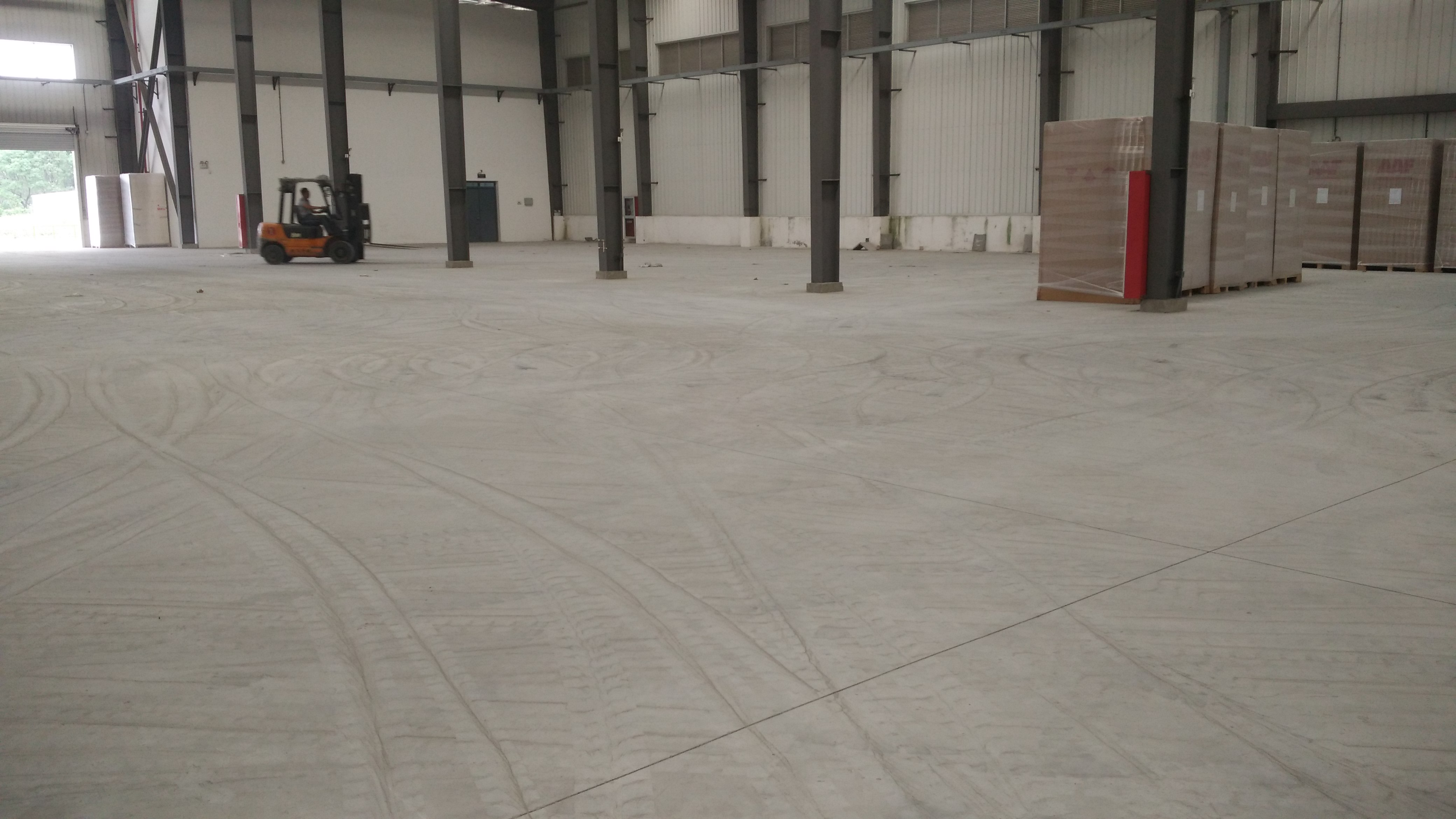 大型厂房水泥地坪低成本防尘材料选择