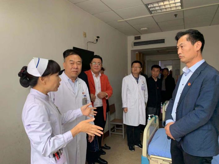 杨主任一行在曹书记和孙院长的陪同下,来到了正在接受治疗的台前县