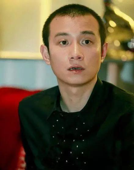 文章光头拍戏被路人看见后摔手机网友脾气这么大